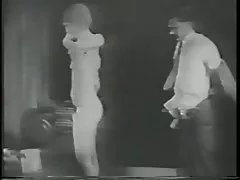 Horny γκόμενα δάχτυλα το μουνί σε ένα μαύρο και άσπρο πορνό