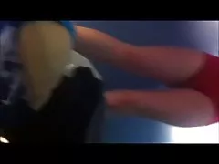 Ντροπαλός έφηβος με πλήρη θάμνος και με μεγάλα βυζιά μετά το κολύμπι