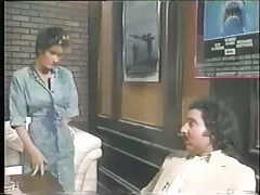 Κοντά μαλλιά λευκό τσουλούφι vs παραγωγός και σκηνοθέτης